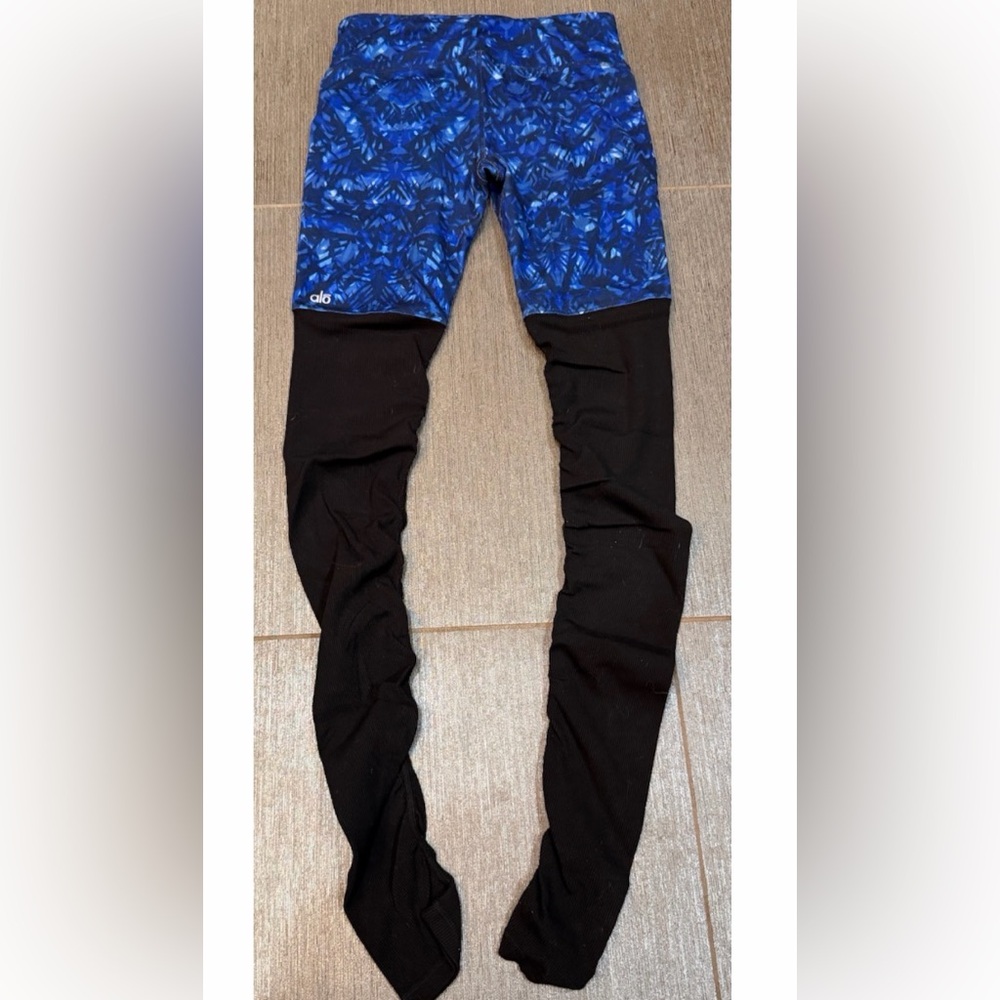 ALO Yoga Vibrant Blue and Black Goddess Leggings